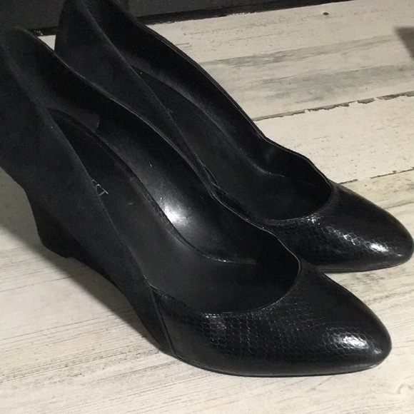 Nine West woman’s black faux snake look toe, suede in back dress wedge size 9M - Picture 5 of 5